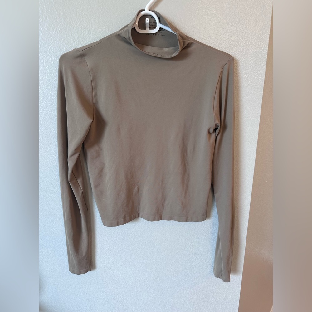 Skims turtle neck